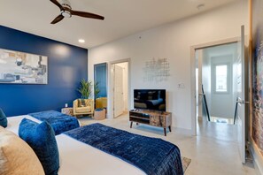 Desk, iron/ironing board, travel cot, WiFi - Cozy 2 Bedroom  just 2.5 Miles to Broadway (Nashville)
