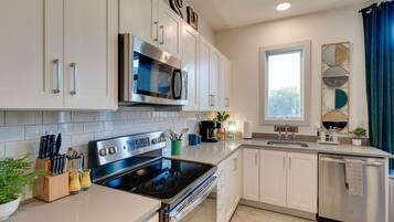 Kjøleskap, mikrobølgeovn, ovn og kokeplater