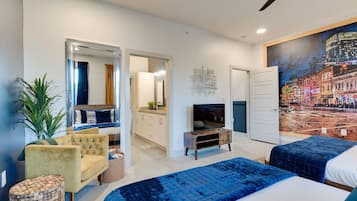 2 soverom, skrivebord, strykejern/-brett og reiseseng for barn