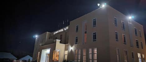 Fachada de la propiedad por la tarde o noche
