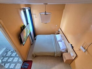 3 habitaciones, tabla de planchar con plancha, wifi y ropa de cama 
