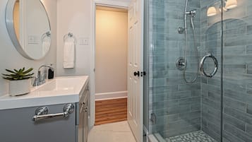 Douche, sèche-cheveux, serviettes fournies, savon