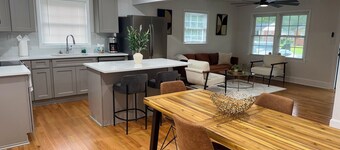 Charming 3-bedroom house with WiFi and AC in Charlotte