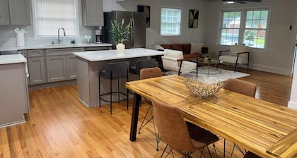 Charming 3-bedroom house with WiFi and AC in Charlotte