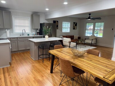 Charming 3-bedroom house with WiFi and AC in Charlotte