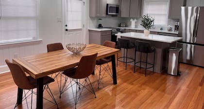 Charming 3-bedroom house with WiFi and AC in Charlotte