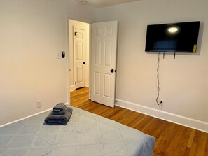 3 bedrooms, iron/ironing board, WiFi, bed sheets - Charming 3-bedroom house with WiFi and AC in Charlotte (Charlotte)