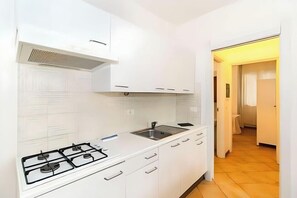 Geladeira, micro-ondas, cooktop, cafeteira/chaleira