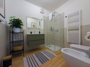 Asciugacapelli, asciugamani, carta igienica