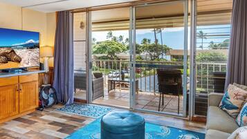 Een smart-tv, een dvd-speler en boeken