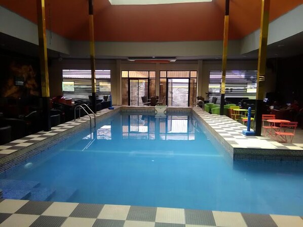 Swim-up bar