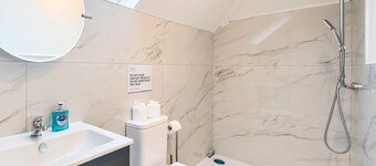 Spacious Home, Groups & Contractors | FREE Parking