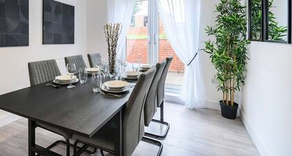 Spacious Home, Groups & Contractors | FREE Parking