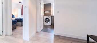 Spacious Home, Groups & Contractors | FREE Parking