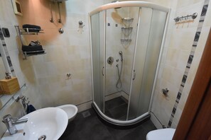 Regadera, secadora de cabello, bidet, toallas