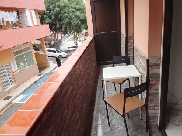 Outdoor dining - Casa Azabache. 10min from the beach by car (Guaza)