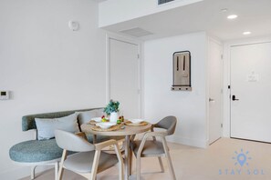 Room - Oasis 1BR Apartment With Pool (Miami)