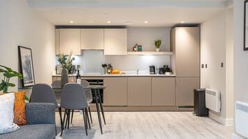 شقة | 2 عدّة غرف نوم وخدمة الإنترنت