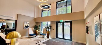 Stylish 2 Bed 2 Bath Apt in BMH City Centre