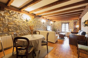 Dining - Zelaikoa Goikoa - baskeyrentals (Zestoa)