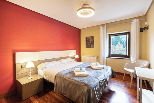 4 makuuhuonetta, silitysrauta/-lauta, Wi-Fi, vuodevaatteet