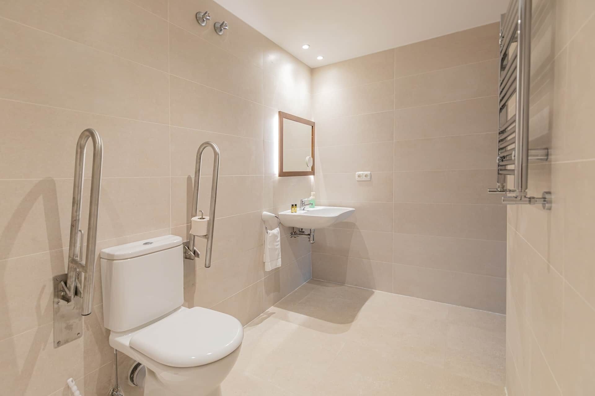 Un baño moderno con inodoro, bidé y lavamanos.