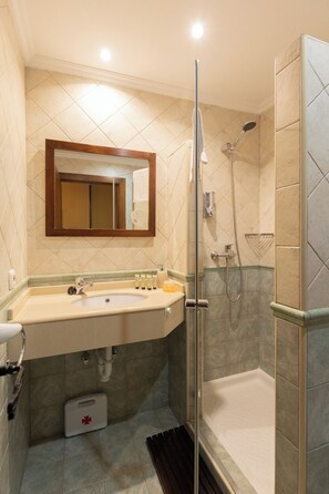 Suihku, hiustenkuivaaja, pyyhkeet