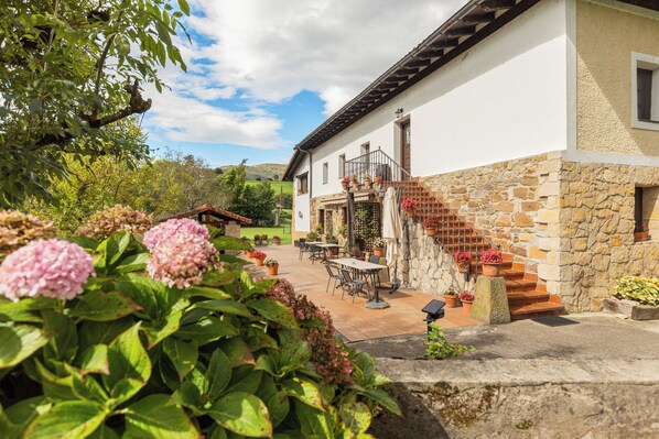 Outdoor dining - Zelaikoa Behekoa - baskeyrentals (Zestoa)