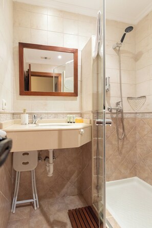 Douche, sèche-cheveux, serviettes fournies