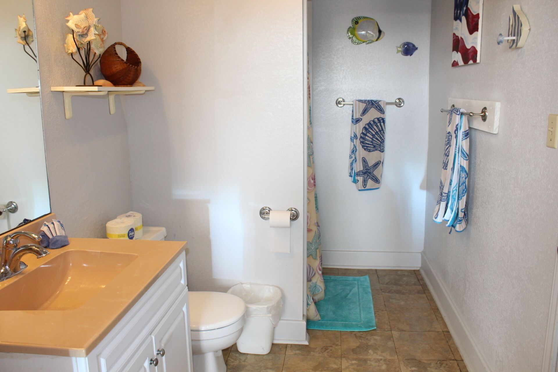 Un baño con inodoro, lavamanos y barra para toallas.