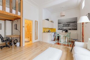 Interior - Charming Mezzanine Studio, Heart of Paddington (London)