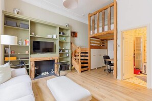 TV, offices - Charming Mezzanine Studio, Heart of Paddington (London)