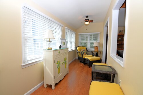 ADORABLE APT STEPS TO SAND, SURF & BOARDS IN REHOBOTH - 7 Delaware Rear