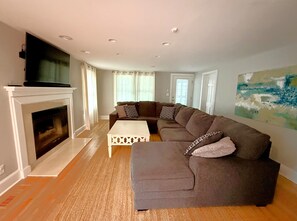 Älytelevisio, takka, pöytätennispöytä, kirjoja