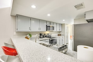 House (2 Bedrooms) | Interior - Pool Access! Retreat 16 Mi to Dtwn Phoenix (Phoenix)