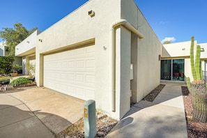 House (2 Bedrooms) | Interior - Pool Access! Retreat 16 Mi to Dtwn Phoenix (Phoenix)