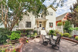 Outdoor dining - Walk to Top Attractions: Chic Home in Charlotte! (Charlotte)