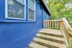 A blue building with a wooden staircase leading to a door. - Walk to Dtwn Branson: Pet-friendly Home! (Branson)