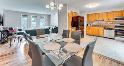 Family Home Close to Warwick, 5 Mi to Lake!