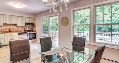 Family Home Close to Warwick, 5 Mi to Lake!