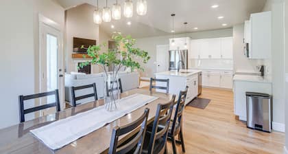 1 Mi to Pools: Chic Lava Hot Springs Home