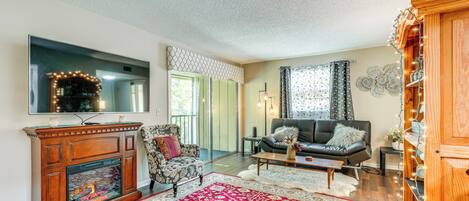 Apartemen (2 Bedrooms) | Area keluarga | Perapian dan buku