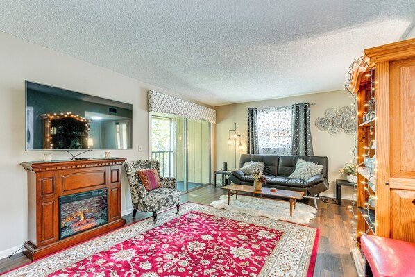 Apartment (2 Bedrooms) | Living area | Fireplace, books - Condo w/ Pool & Beach Access Near Theme Park (Deltona)