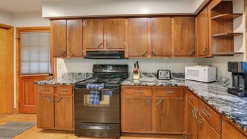 House (5 Bedrooms) | Interior