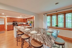 House (5 Bedrooms) | Interior