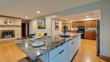 House (5 Bedrooms) | Interior