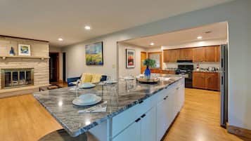 House (5 Bedrooms) | Interior