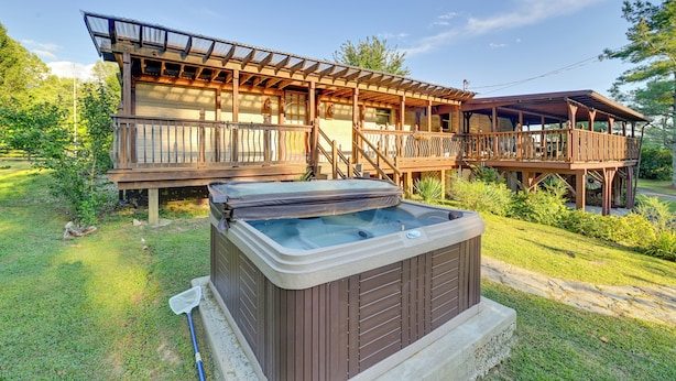 A wooden cabin with a hot tub and a deck. - Red River Gorge Cabin: Hike + Relax! (Rogers)