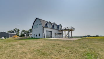 House (6 Bedrooms) | Interior
