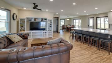 House (6 Bedrooms) | Interior